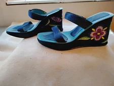 CATHY JEAN BEATY.  ROSE APPLIQUE ON THE HIGH WEDGE. 7.5 M.  LIGHT WEAR.