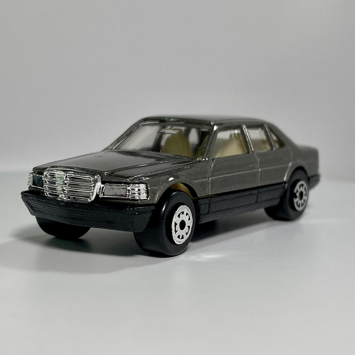 Maisto Mercedes Benz 260 SEL 1:64 Charcoal Gray Diecast Car Near