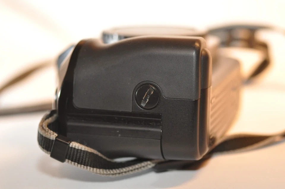 Canon EOS 650 35mm FILM SLR Analog camera body GR-30 Grip battery TESTED working - Image 4 of 4