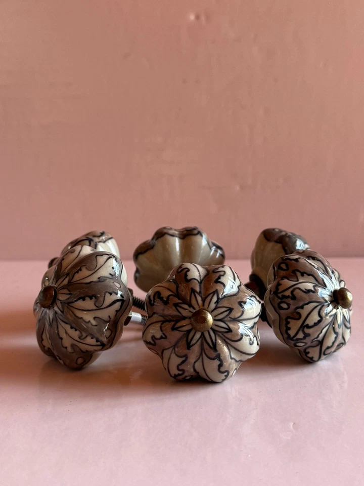 Set 2 Antique Style Ceramic Hand Decorated Bronze Tone Drawer Pulls Knobs Flower - Image 3 of 4