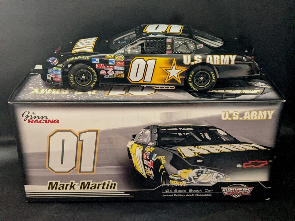 2007 Mark Martin #01 ARMY NASCAR Motorsports Authentics 1:24 DieCast NUOVO - Immagine 2 di 4