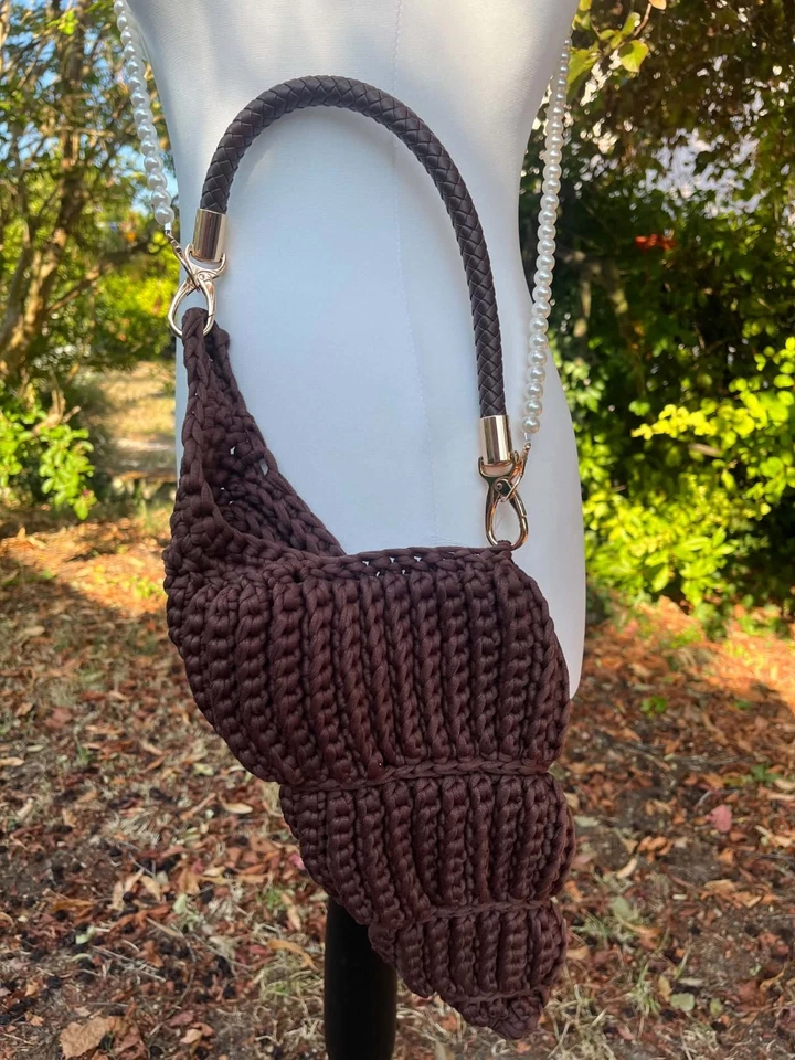 Sac bandoulière femme marron tricoté Fait Main, chaîne Perles, Anse Marron - Photo 1/3