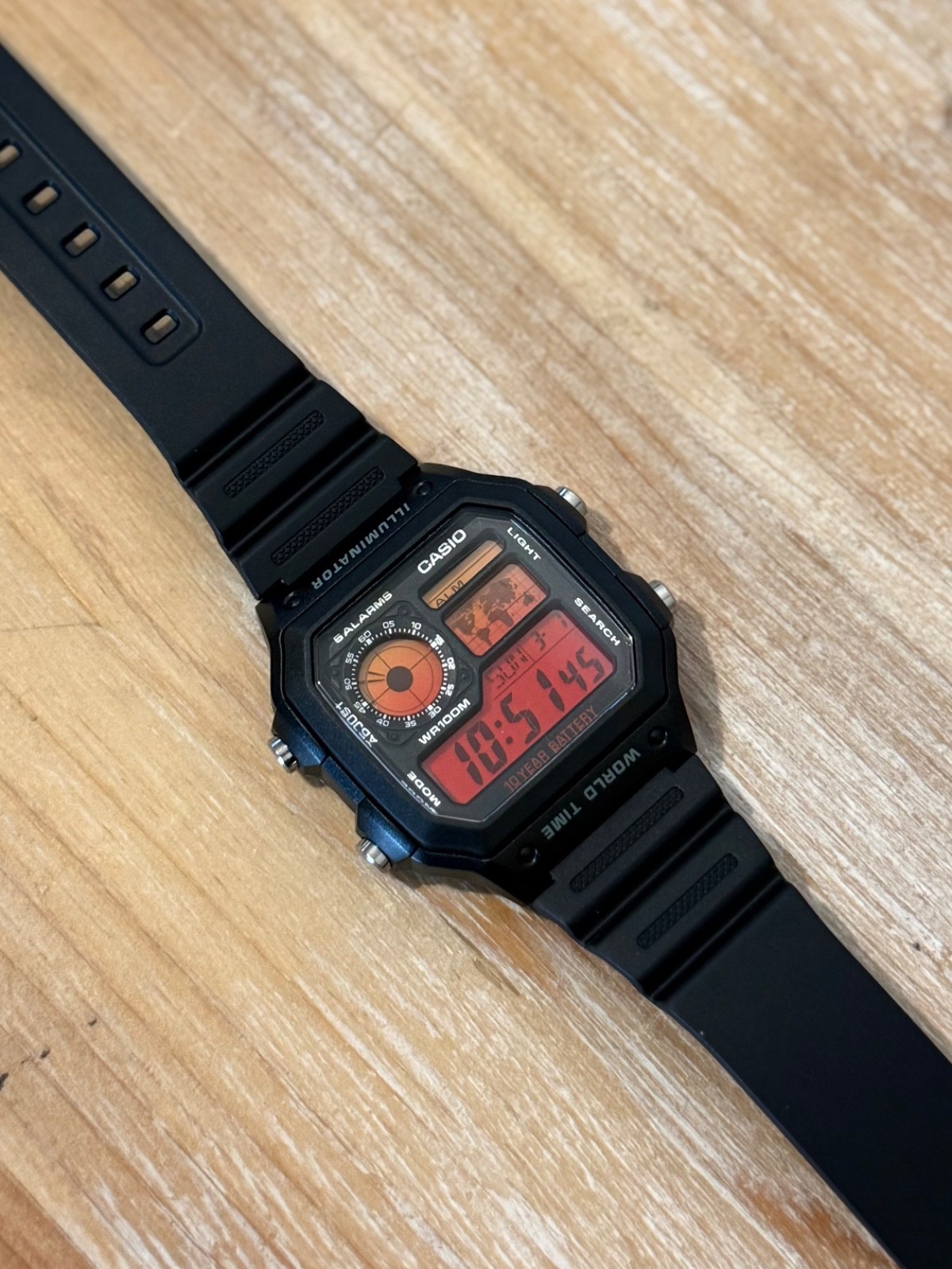 Casio Royale AE-1200 montre sport noire et rouge idéale pour le streetwear et le outdoor