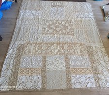 Tapis brodé dentelle motifs anges religieux XIXe décor floral 210x190 cm
