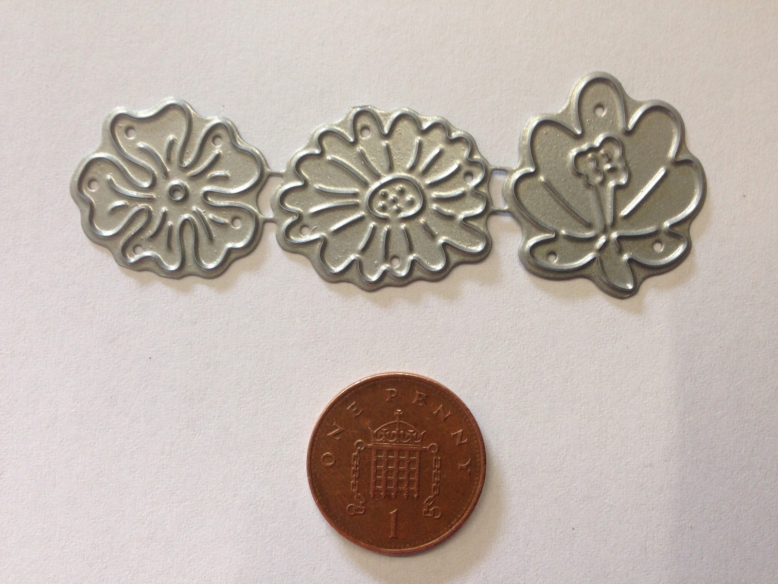 New Tattered Lace 'Three Flowers'  Mini Die - Grab a BARGAIN! ( ref GTE2)