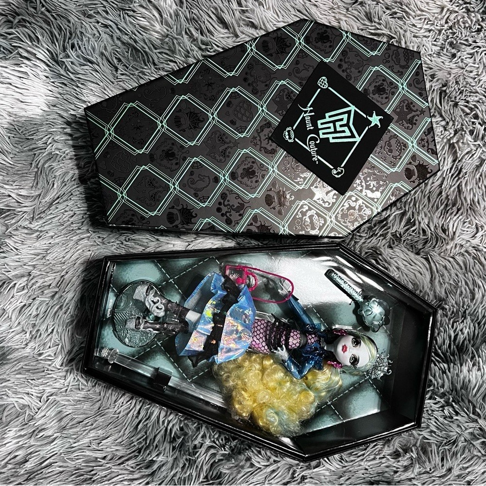 Mattel Monster High Haunt Couture Lagoona Blue Doll Brand New in Casket Box