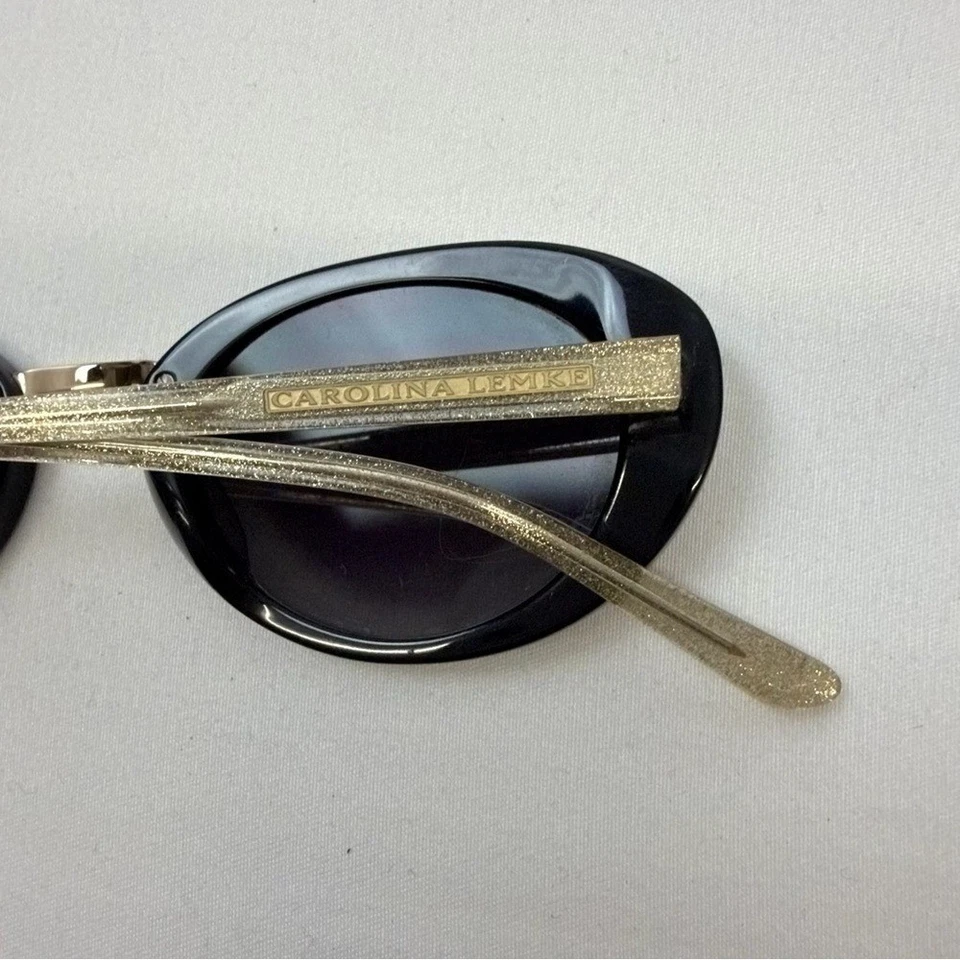 Gafas de sol para mujer Carolina Lemke marco negro ovalado dorado brillo brazos hechos a mano Foto 3 de 4