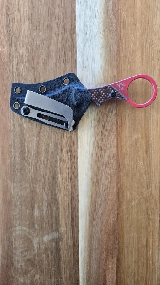 Cuchillos Mantis - Rojo Lavado a la Piedra Karambit Sabot IV Hecho en EE. UU. Acero m390 Foto 4 de 4