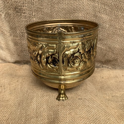Vintage Round Brass Claw Foot Planter Embossed Roses Flowers 6" Made in England - Imagen 5 de 8