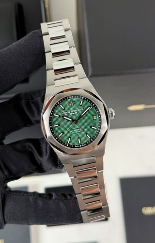 Girard-Perregaux Laureato Green 42mm 81010-11-3153-1CM 2026 Unworn Complete Set