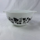 VTG Pyrex White/Black Gooseberry Design 1.5 Pt Small Cinderella Mixing Bowl# 441
