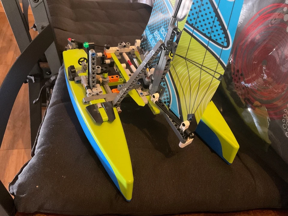 LEGO Technic 42105 Catamaran, photo 2 sur 5