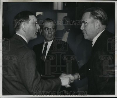 1956 Press Photo Mayor Zeidler shook hands with Robert E. Dineen. - mja42211
