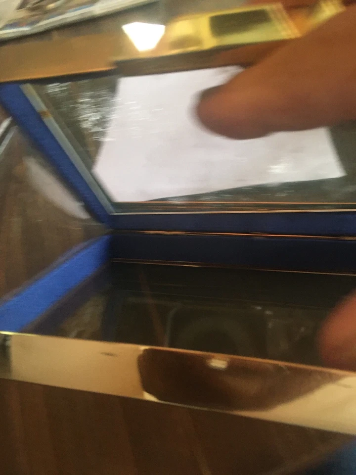 Bolso de Mano bcbgmaxazria Alessandra Caja Transparente con Acentos Tono Dorado 7 x 4 x 1.5 " Foto 4 de 4