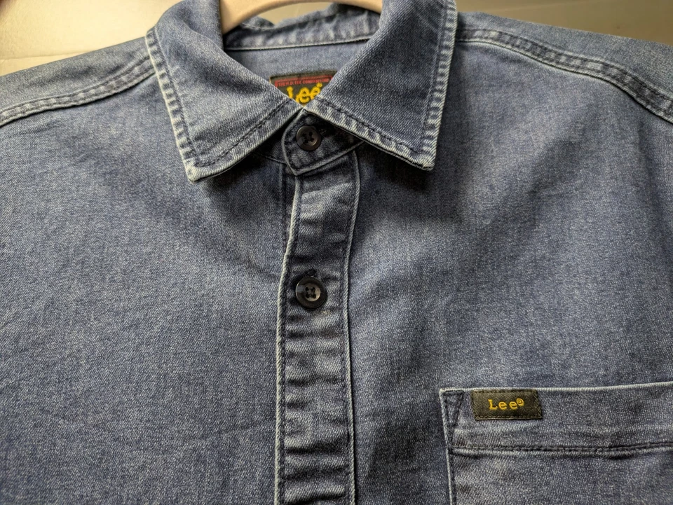 Camisa de mezclilla Lee para hombre con botones pequeña azul Foto 3 de 4