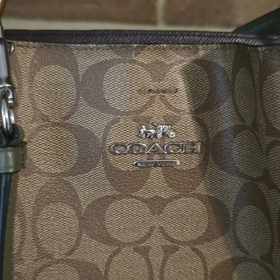 Bolso Coach Town Bucket marrón verde Foto 2 de 4