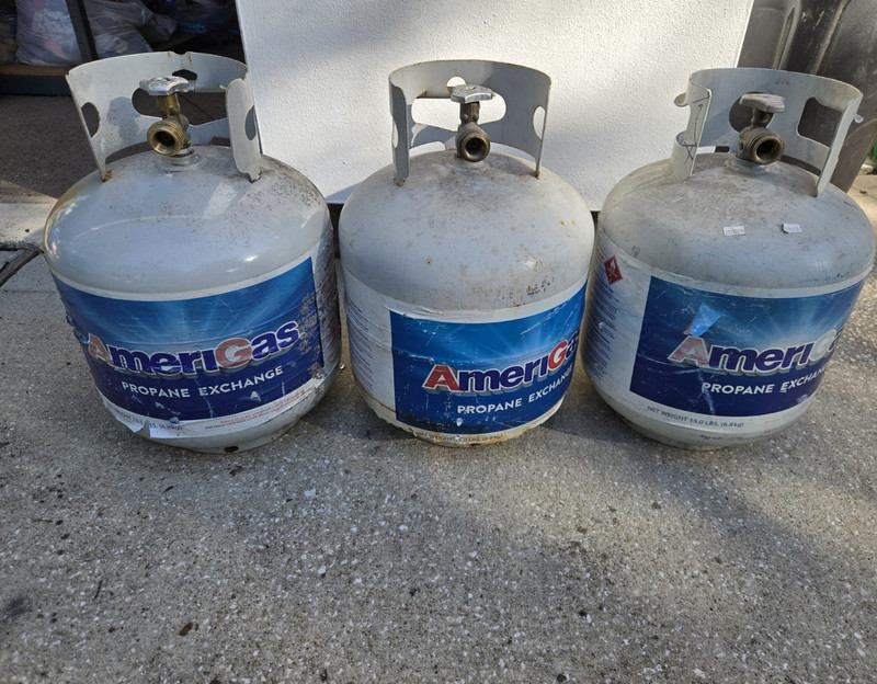 5 AmeriGas Propane Tank Cylinders Metal White/Blue Propane Fuel. 4 are Full.