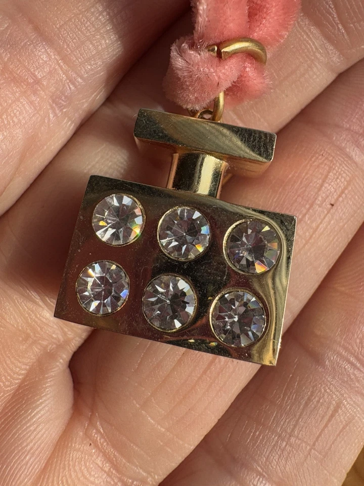 COLLAR DE TERCIOPELO ROSA MICHAEL KORS CON COLGANTE CON DIJE DE BOTELLA DE PERFUME Foto 3 de 4