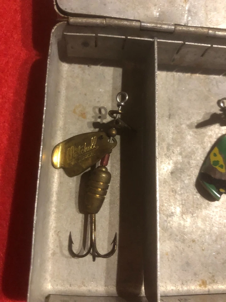 PÊCHE / ANCIENNE BOîTE LUXOR DOUBLE AVEC 7 CUILLERES (MITCHELL...) - Photo 2/4