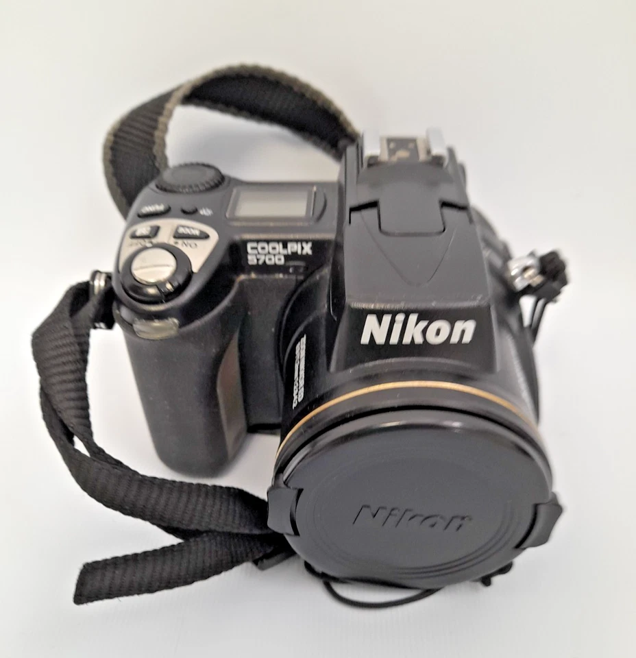 Nikon Coolpix 5700 Digital Camera, 5 MegaPixel, 8 X Zoom Lens, Boxed, Untested - Image 2 of 4
