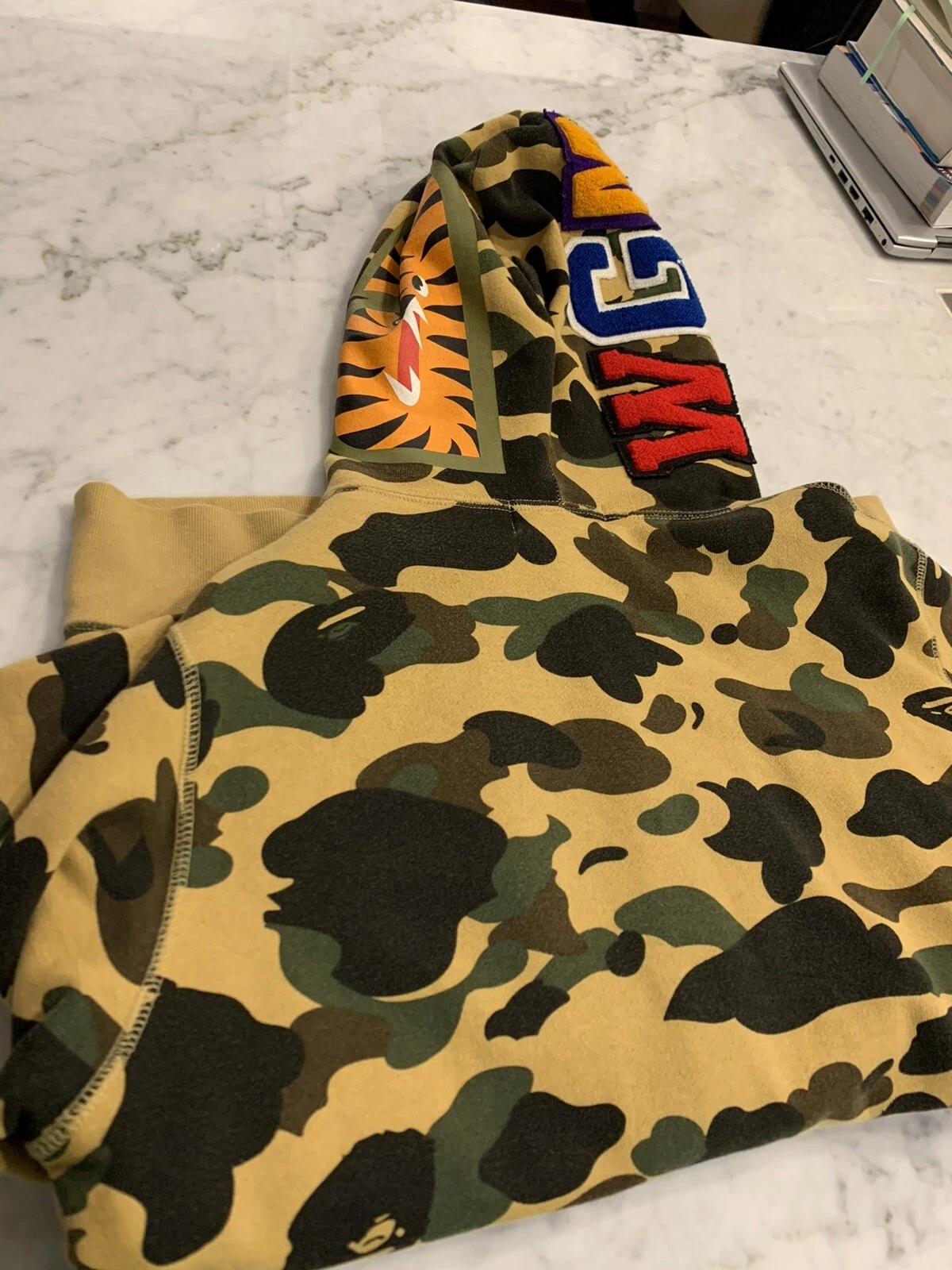 A BATHING APE (BAPE) BAPE Felpa con cappuccio mimetica squalo cerniera intera media. Ottime condizioni usa unata