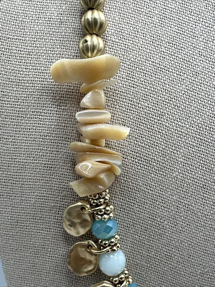 Hermoso conjunto de collar y pendientes semipreciosos, concha, cristal tono dorado Foto 4 de 4