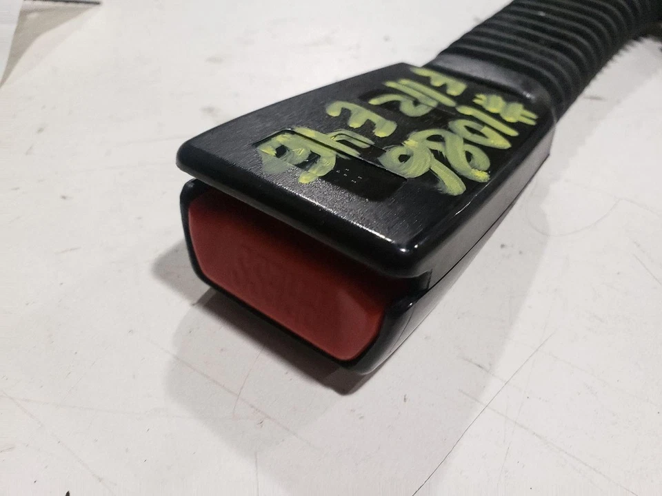 Hebilla del cinturón de seguridad delantero izquierdo - BMW 330XI E46 2004 sedán - 01-06 OEM 8257789 Foto 2 de 4