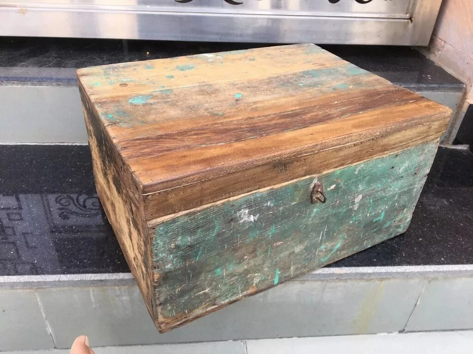 Antigua caja de almacenamiento de dinero de comerciante indio hecha a mano de madera antigua Foto 2 de 4