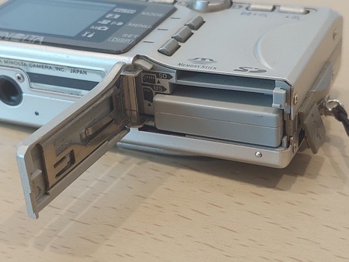 Minolta Dimage G400 4.0MP Compact Digital Camera Silver - Picture 18 of 20