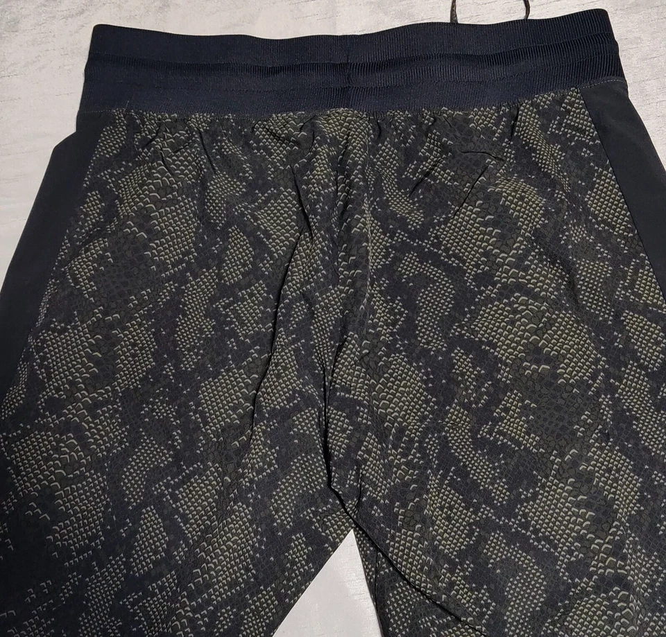 Pantalones JESSICA SIMPSON ACTIVE para mujer grandes negros verdes con estampado de piel de serpiente Foto 3 de 4