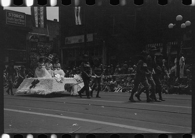 Photo:Memphis Tennessee 1940 Cotton Carnival Parade Float Women Crowd