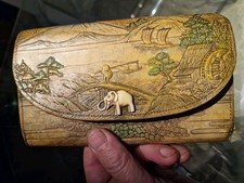 PORTEFEUILLE CUIR DECOR ÉLÉPHANT  PAGODE ET JONQUE, EPOQUE COLONIES EN INDOCHINE