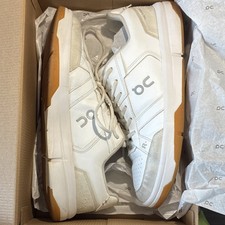 On THE ROGER Clubhouse Men's White Leather Cushioned Tennis Sneakers