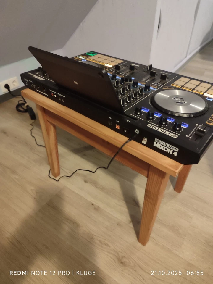 Reloop Mixon 4 Serato High Performance Hybrid DJ Controller - Bild 3 von 4