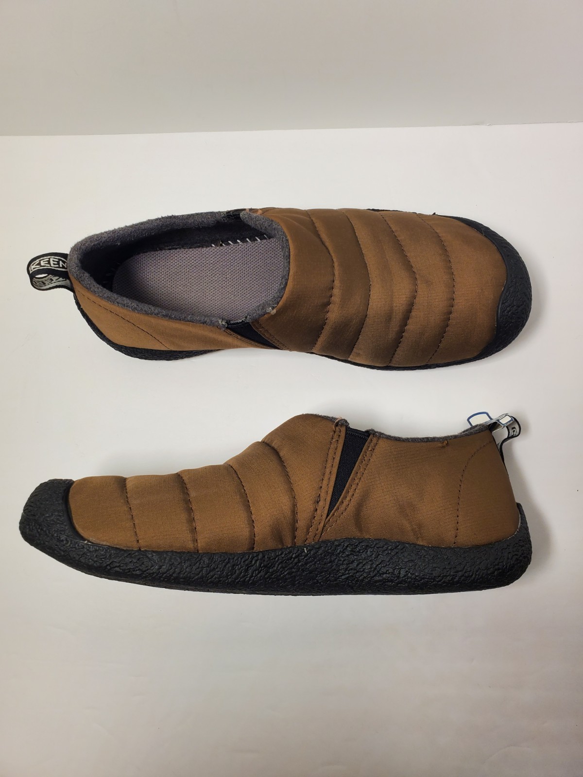 Slip uomo Keen nuovo con scatola Howser II terra scura nero nylon trapuntato taglia 8