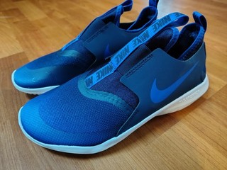 Blue Nike Boys Youth Slip On Size 6 Sneakers Never Worn