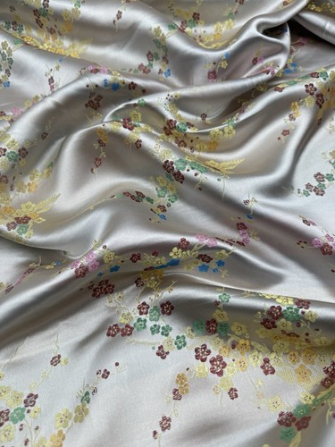 1 mtr Champagner Blumen Blüte Orientalisch Chinesisch Brokat Stoff..45" breit (114cm) - Bild 1 von 5