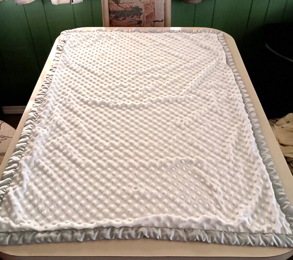 MANTA BEBÉ MINKY RIBETE SATINADO GRIS ESTRELLA SOL LUNA BLANCO ELECCIÓN DE LOS PADRES 30" X 40" Foto 3 de 4