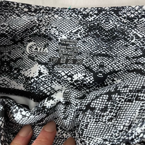 Zyia Active Black& White Snake Print Capri Length Performance Legging Size 4 - Picture 6 of 6