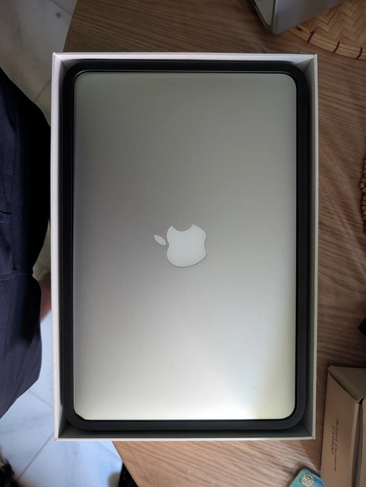 Apple MacBook Air 11" 2014 · i5 · 4GB · 128GB, foto 1 di 5