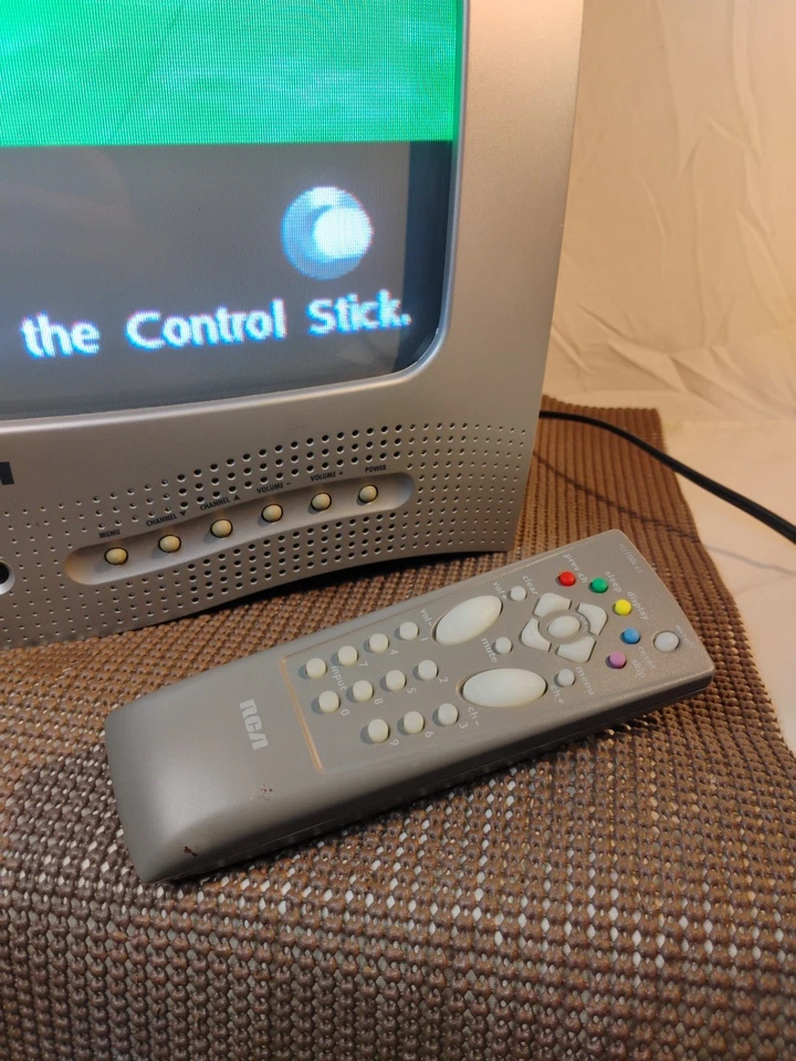 🔥RCA 13" CRT Kitchen TV Television Retro Gaming With Original Remote Works!!  - Image 4 of 4