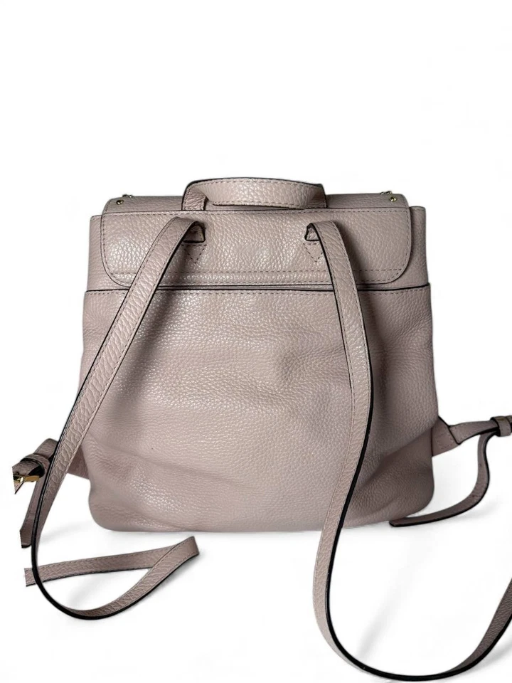 Michael Kors Riley Mochila Pequeña con Solapa de Cuero Guijarro en Color Rosa Claro con Foto 2 de 4