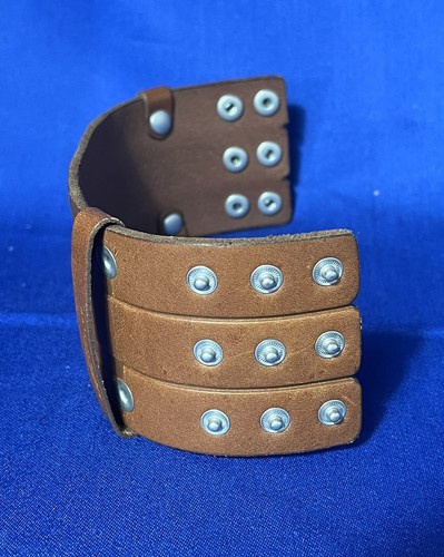 Brazalete de cuero tostado Triumph para motocicleta 8 3/4" L x 2" W - Imagen 6 de 9
