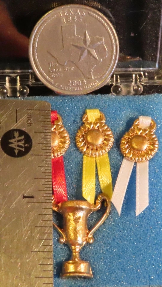 Trofeo 4 Cintas 5011 1:12 Casa de Muñecas Miniatura Doma Rodeo Animal Competición Foto 4 de 4