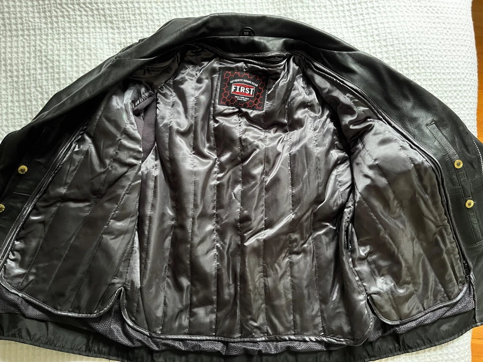 First Mfg Co. FMC Talla Chaqueta de moto XS de cuero negra con forro con cremallera SIN CINTURÓN Foto 3 de 4