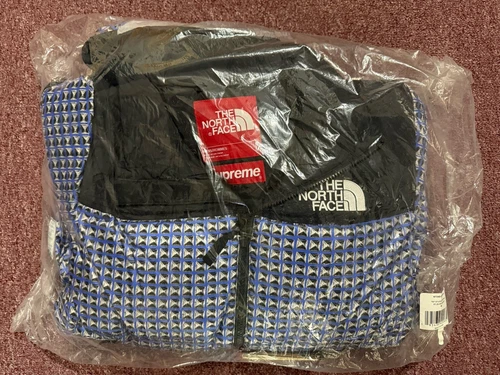 Veste Nuptse cloutée neuve Supreme The North Face Royal taille M