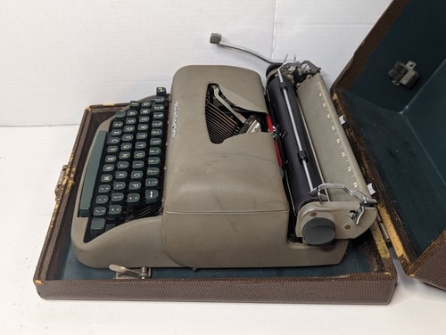 Vintage Remington Portable Travel Riter Typewriter W/ Case - Picture 6 of 9