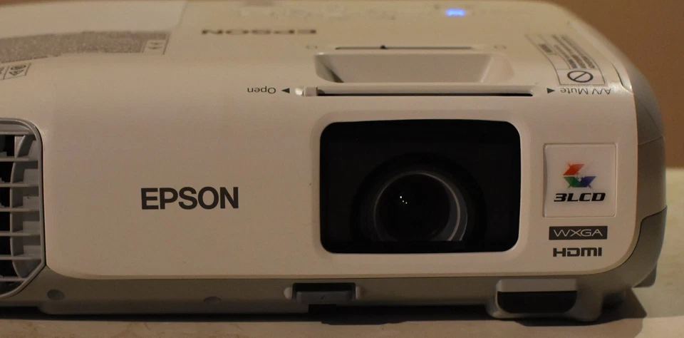 Epson PowerLite W29 projector WXGA 3LCD with new original Epson lamp installed - Image 2 of 4