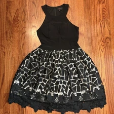 AQUA Black & White Fit and Flare Sleeveless Dress – Size 6