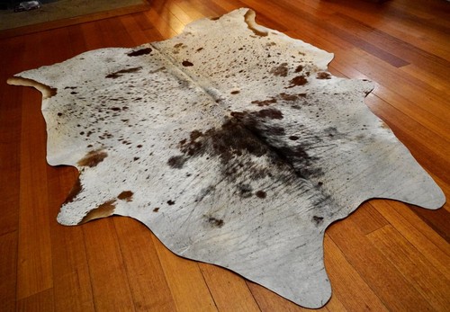 A Big & Beautiful Branded Tri Coloured Cowhide Rug - Bild 6 von 9